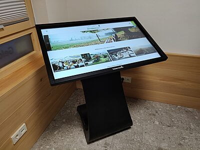 destination.kiosk 42-Zoll Touchpult INDOOR